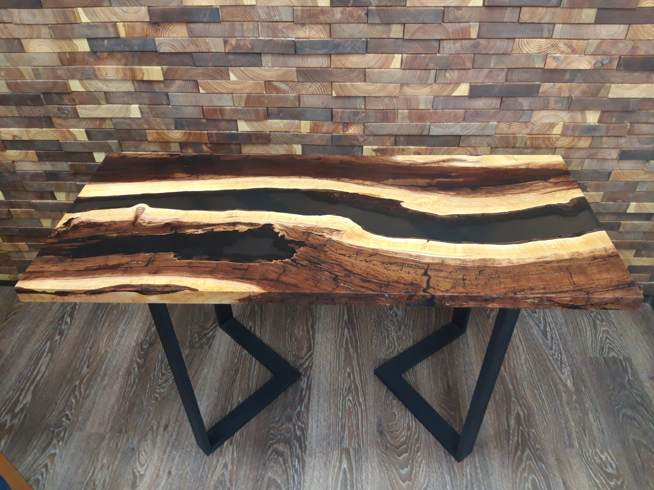 Стол обеденный с тонированной эпоксидной смолой StarWood
Стол обеденный с тонированной эпоксидной смолой StarWood