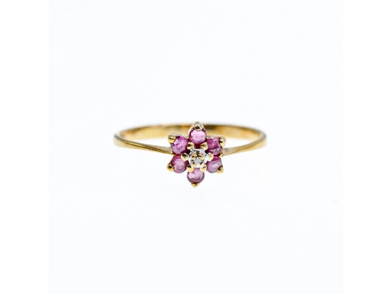Золотое кольцо с Рубинами и Бриллиантом 10К (417 проба) Натуральный Sky Jewelry 001582
Золотое кольцо с Рубинами и Бриллиантом 10К (417 проба) Натуральный Sky Jewelry 001582