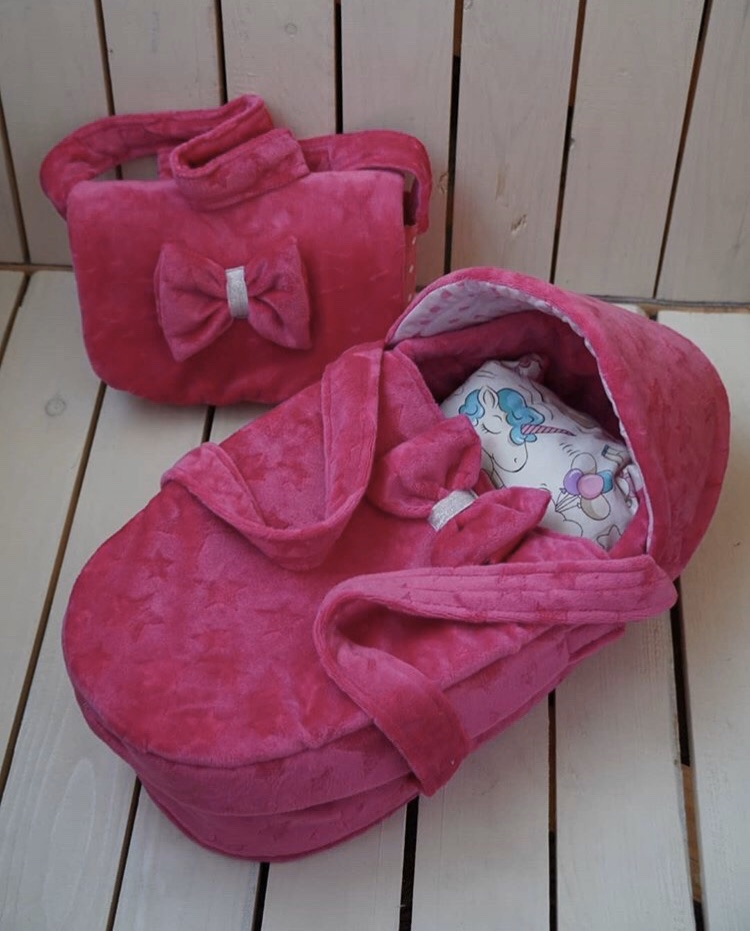 Сумка-переноска с постелью и Сумочкой для коляски куклы Baby Born Toys Малиновый плюш Ручная работа (963154720)
Сумка-переноска с постелью и Сумочкой для коляски куклы Baby Born Toys Малиновый плюш Ручная работа (963154720)