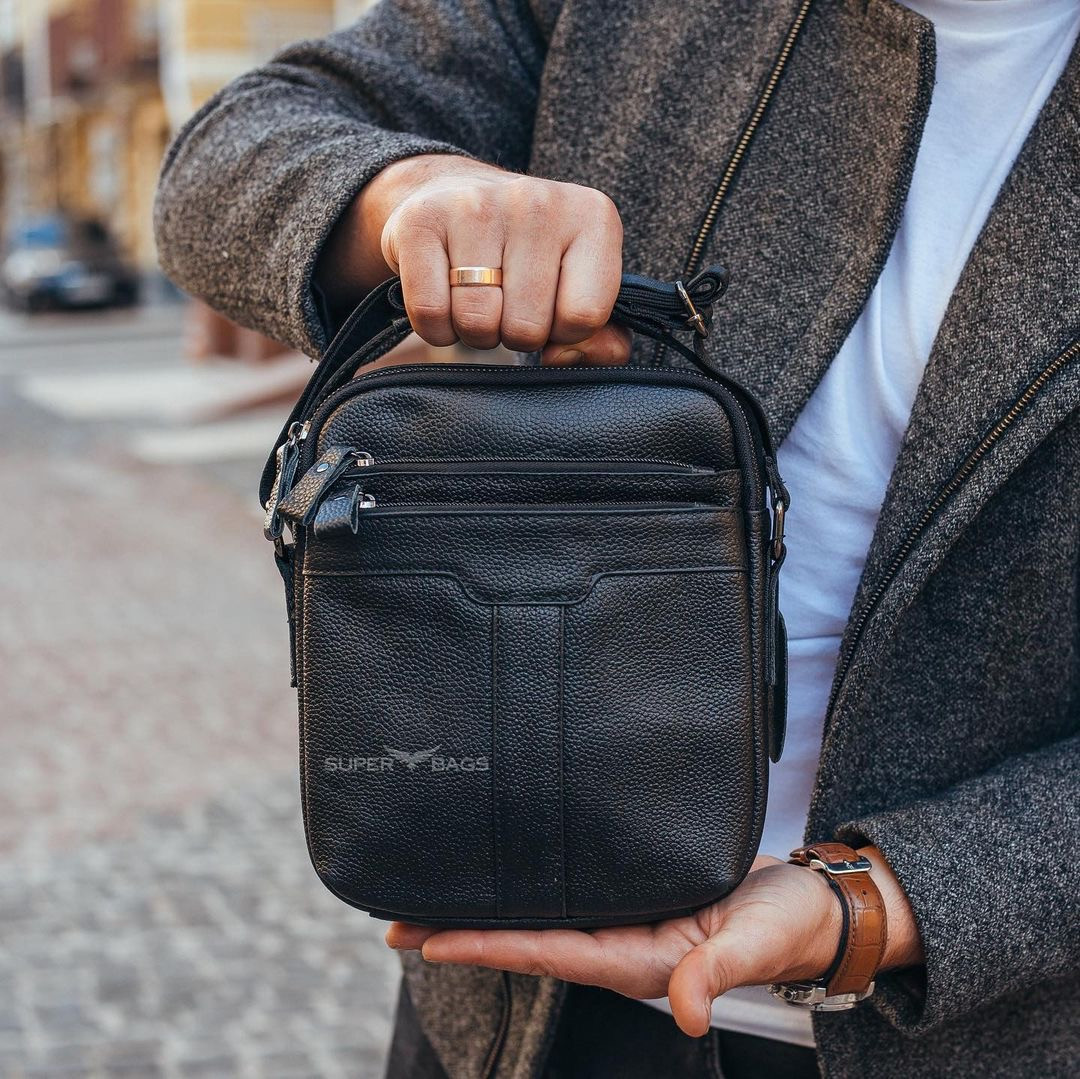 Мужская кожаная сумка месенджер через плечо Tiding Bag Черный 22 x 26 x 5 см A25-2278A
Мужская кожаная сумка месенджер через плечо Tiding Bag Черный 22 x 26 x 5 см A25-2278A