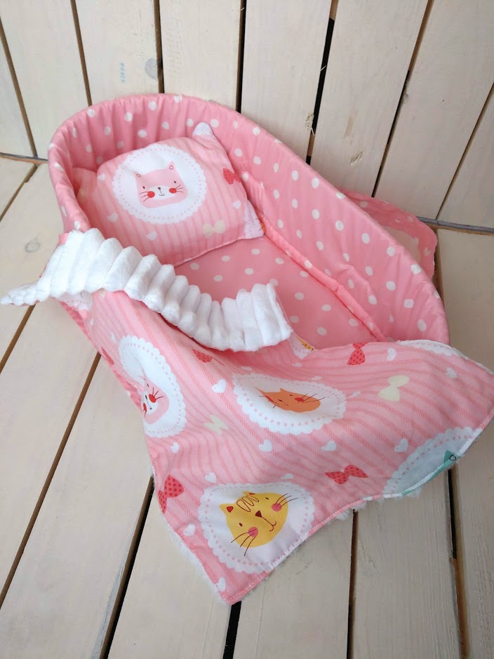 Сумка-переноска (кокон, люлька) с постелью для куклы Baby Born Toys Котики (121211) Ручная работа
Сумка-переноска (кокон, люлька) с постелью для куклы Baby Born Toys Котики (121211) Ручная работа