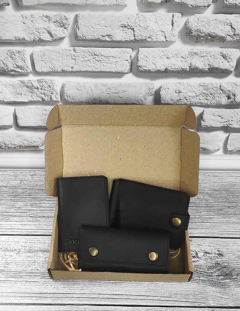Подарочный набор DNK Leather №7 (зажим + обложка на права, ID паспорт + ключница) черный
Подарочный набор DNK Leather №7 (зажим + обложка на права, ID паспорт + ключница) черный