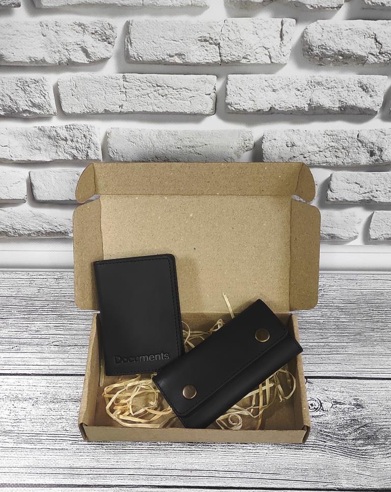 Подарочный набор DNK Leather №11 (ключница + обложка на права, ID паспорт) черный
Подарочный набор DNK Leather №11 (ключница + обложка на права, ID паспорт) черный
