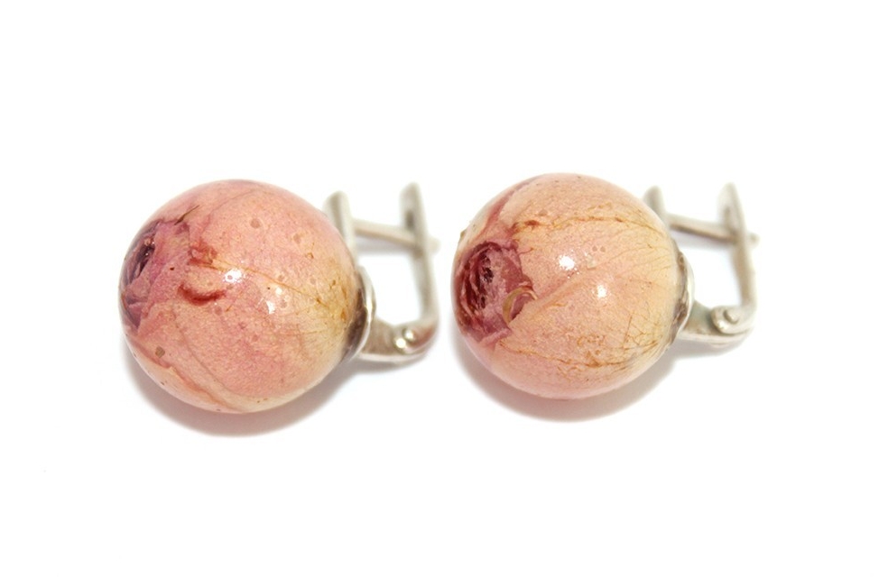 Серьги BLOOMERY с бутонами светло розовых роз в эпоксидной смоле, модель Ball боковые (EBl2.01)
Серьги BLOOMERY с бутонами светло розовых роз в эпоксидной смоле, модель Ball боковые (EBl2.01)