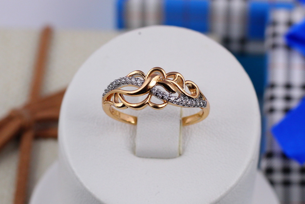 Кольцо Xuping Jewelry резные листья с волнистой дорожкой из камней р 18 золотистое
Кольцо Xuping Jewelry резные листья с волнистой дорожкой из камней р 18 золотистое