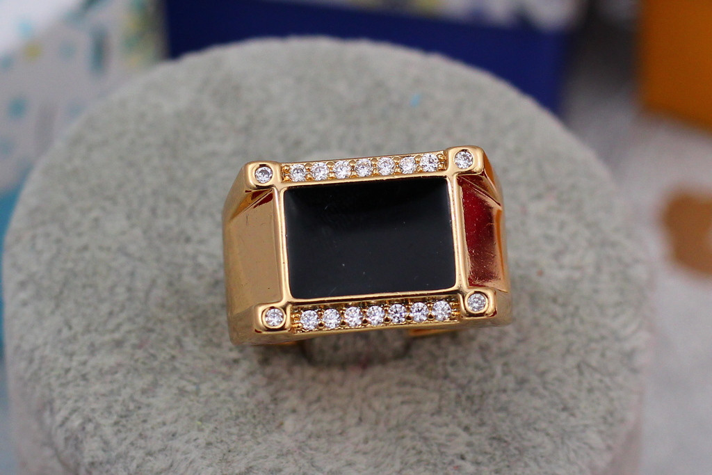 Печатка Xuping Jewelry черный прямоугольник с фианитами по горизонтали р 23 золотистая
Печатка Xuping Jewelry черный прямоугольник с фианитами по горизонтали р 23 золотистая