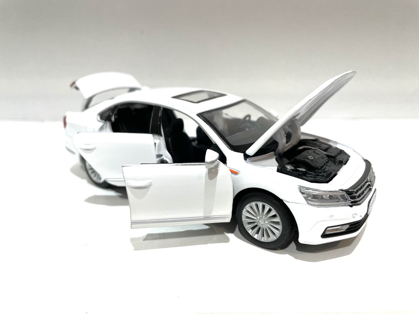 Машинка металлическая Автопром Volkswagen Passat 1:32 свет звук открываются двери/капот/багажник Белая (6604)
Машинка металлическая Автопром Volkswagen Passat 1:32 свет звук открываются двери/капот/багажник Белая (6604)