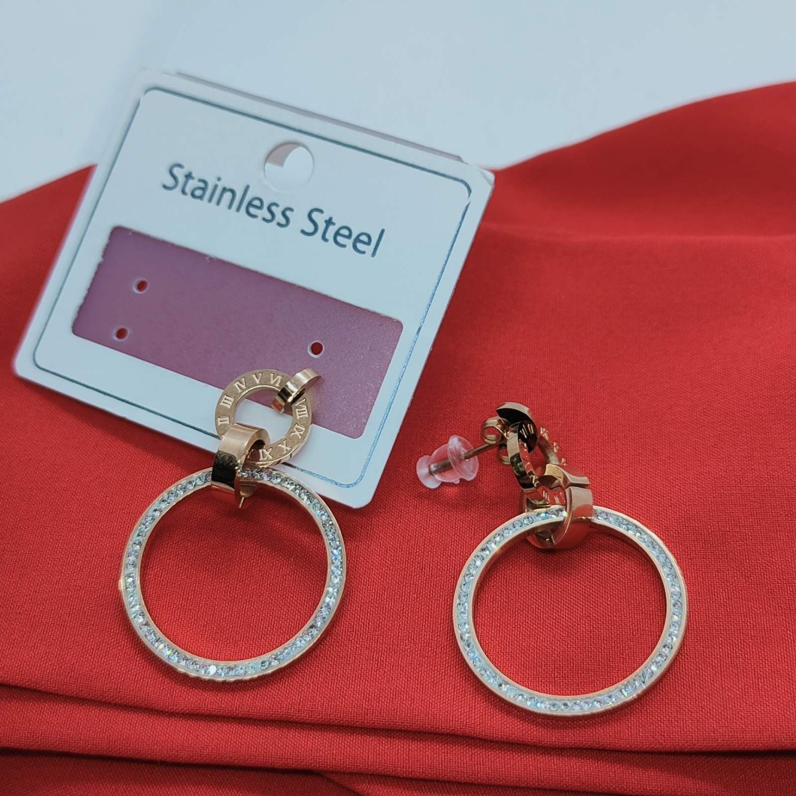 Серьги Stainless Steel Кольца-гвоздики с римскими цифрами и цирконием высота 30 мм ширина 13 мм золотистого цвета 120043
Серьги Stainless Steel Кольца-гвоздики с римскими цифрами и цирконием высота 30 мм ширина 13 мм золотистого цвета 120043