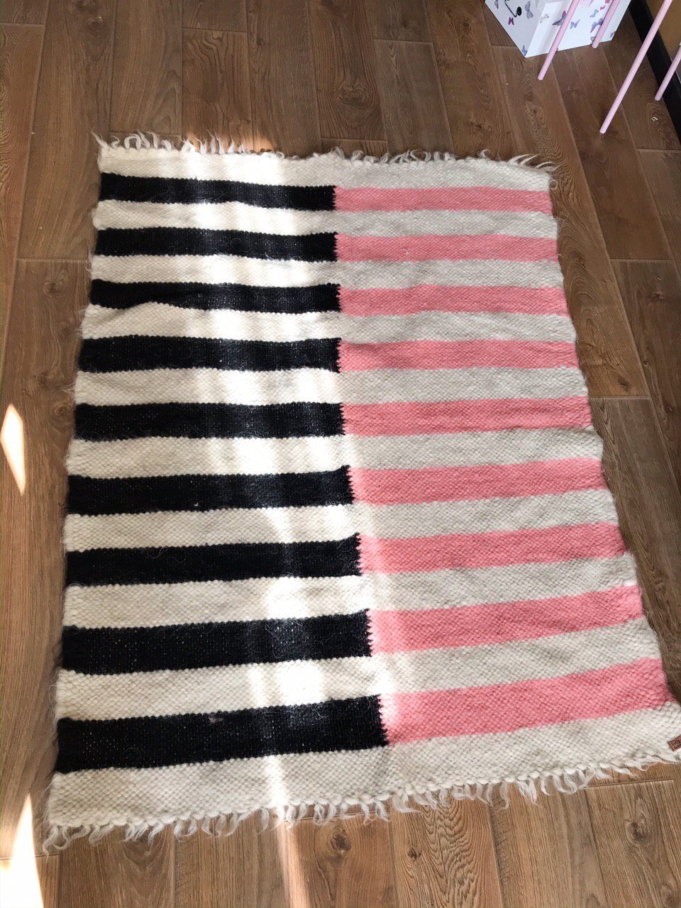 Ковер шерстяной ручной работы Fully Wooly Зебра в детскую 150х150 см в полоску серый розовый бежевый
Ковер шерстяной ручной работы Fully Wooly Зебра в детскую 150х150 см в полоску серый розовый бежевый