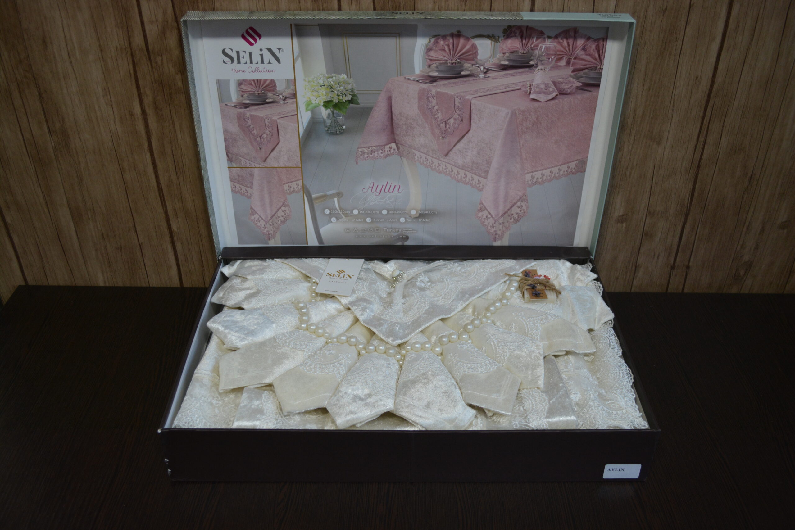 Велюрова скатертина з ранером Selin Aylin Set 160x350+12 серветок - Кремовий (33067-0)
Велюрова скатертина з ранером Selin Aylin Set 160x350+12 серветок - Кремовий (33067-0)