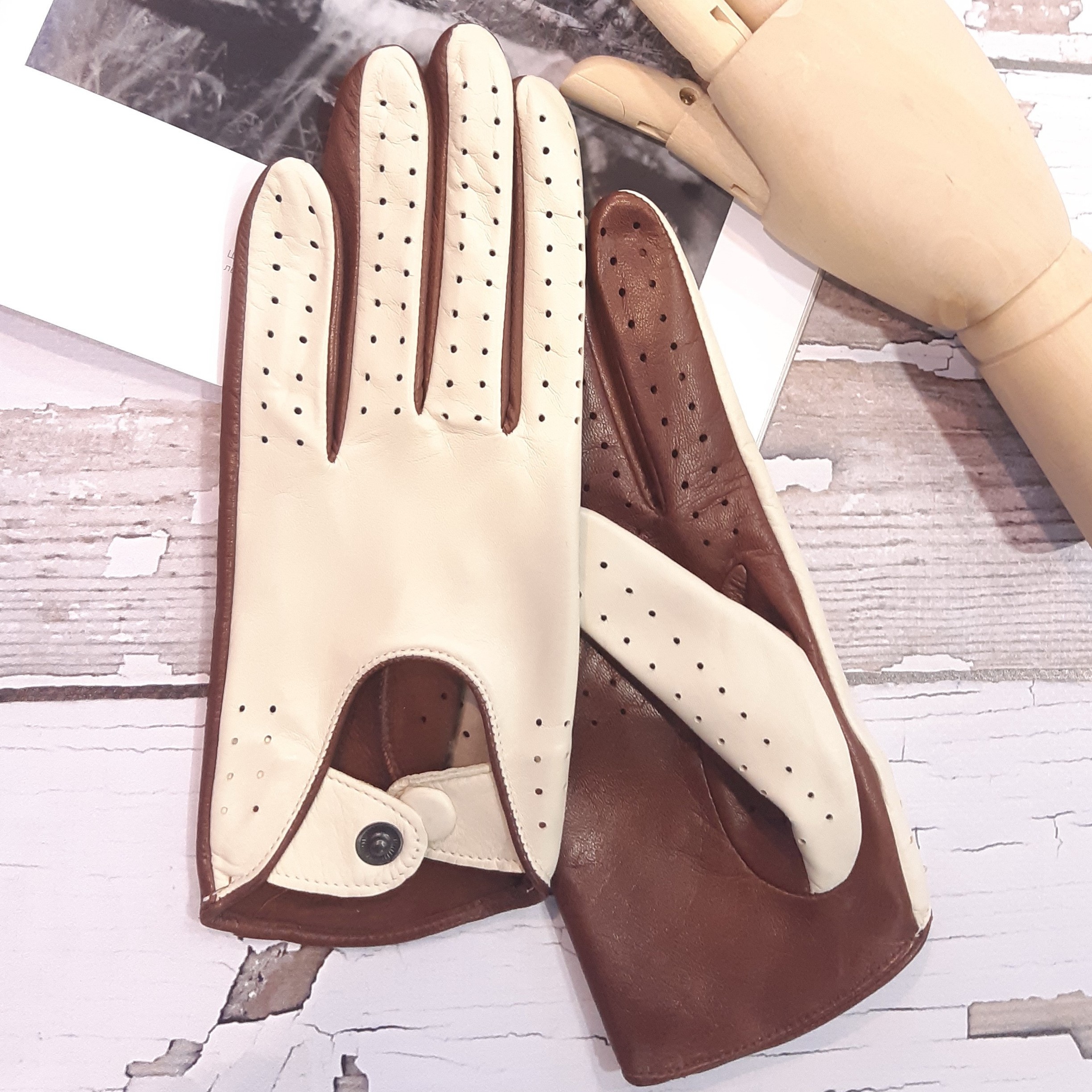 Женские кожаные автомобильные перчатки GlovesUA мод.275 р.7,5 бежевый/коньяк (шов внутрь, кнопка обтянута)
Женские кожаные автомобильные перчатки GlovesUA мод.275 р.7,5 бежевый/коньяк (шов внутрь, кнопка обтянута)