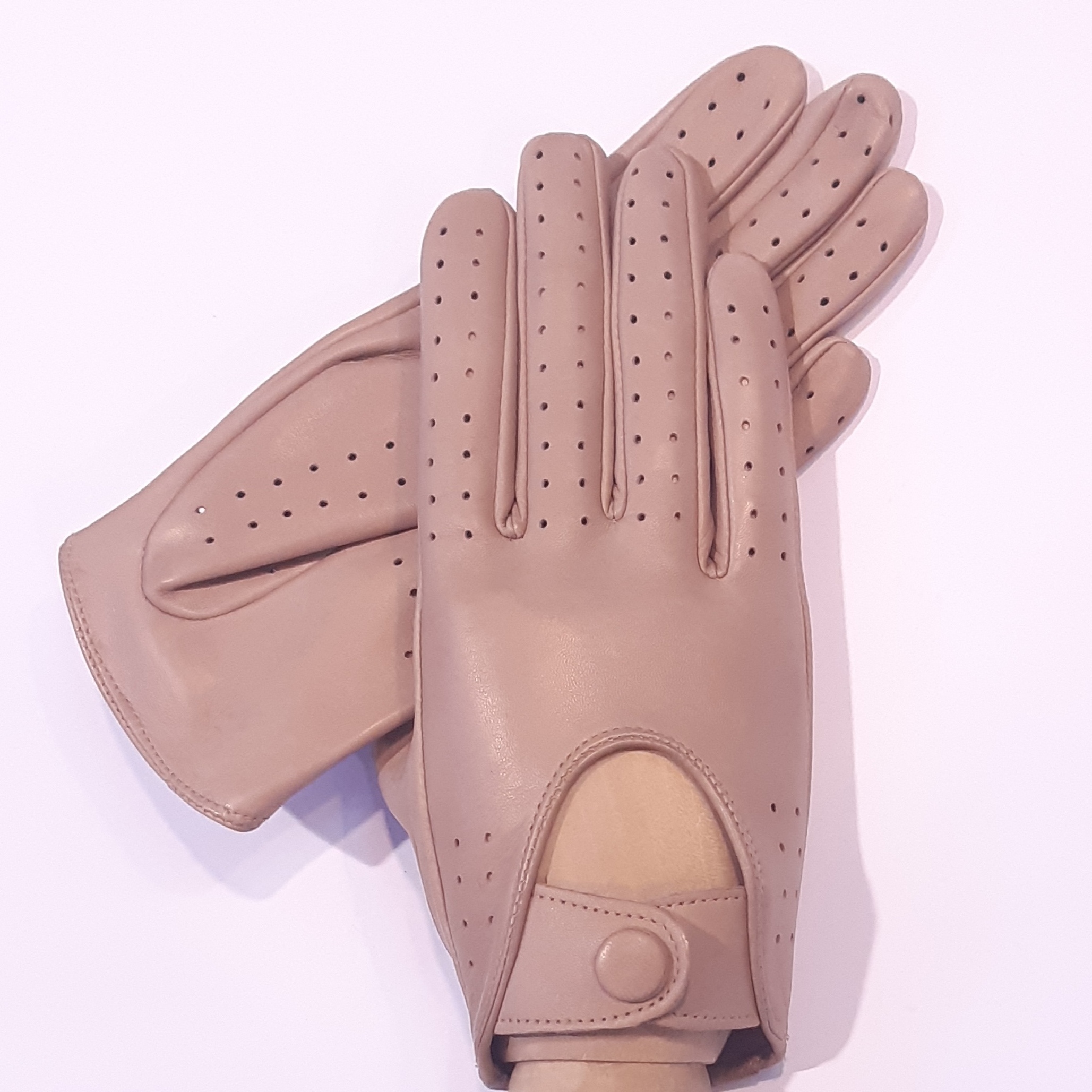 Женские кожаные автомобильные перчатки GlovesUA мод.275 р.6 экрю (шов внутрь, без отв, кнопка обтянута)
Женские кожаные автомобильные перчатки GlovesUA мод.275 р.6 экрю (шов внутрь, без отв, кнопка обтянута)