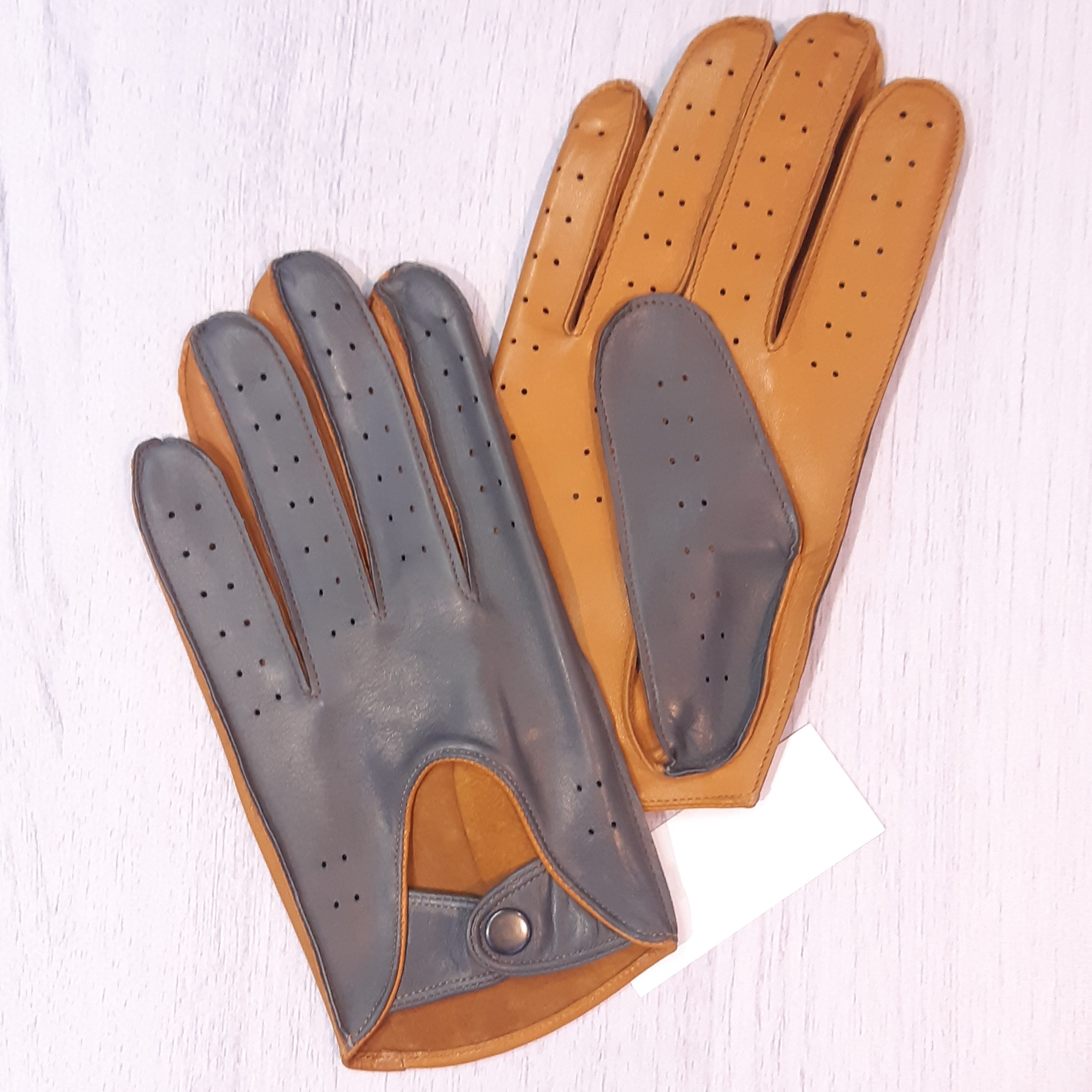 Мужские перчатки для вождения кожаные GlovesUA мод.275 р.9,5 светлый коньяк/серый (шов наружу, без отв)
Мужские перчатки для вождения кожаные GlovesUA мод.275 р.9,5 светлый коньяк/серый (шов наружу, без отв)