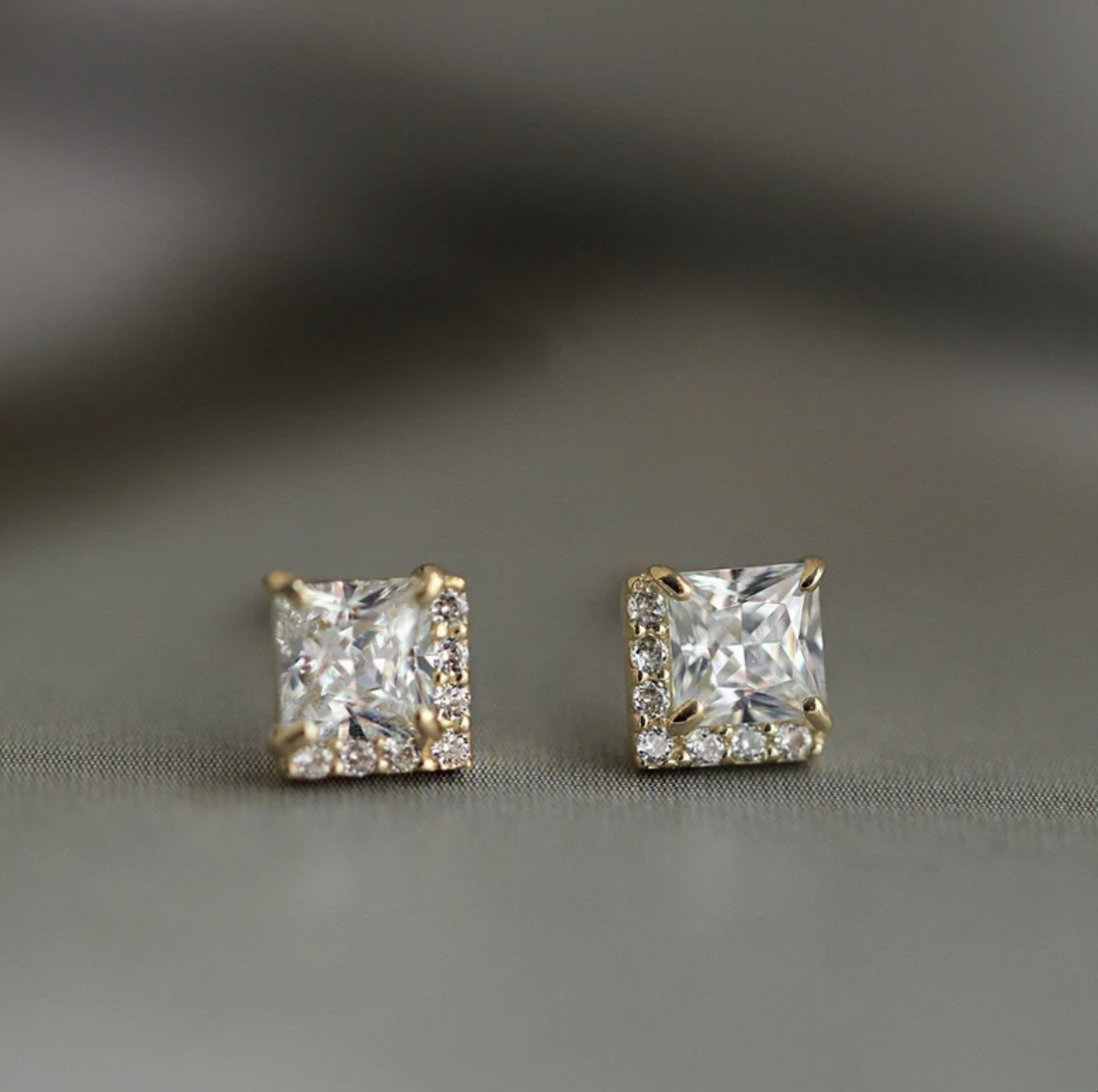 Серебряные женские серьги Rich S 925 пробы позолоченные желтым золотом Au 585, маленькие серьги-пусеты с белым камнем Циркония (имитация Бриллианта), блестящий кристалл E-1-14
Серебряные женские серьги Rich S 925 пробы позолоченные желтым золотом Au 585, маленькие серьги-пусеты с белым камнем Циркония (имитация Бриллианта), блестящий кристалл E-1-14