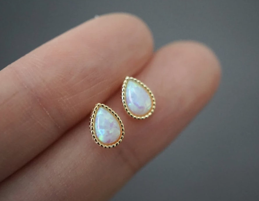 Серебряные женские серьги Rich S 925 пробы позолоченные желтым золотом Au 585, серьги-гвоздики с опалом каплей E-1-1
Серебряные женские серьги Rich S 925 пробы позолоченные желтым золотом Au 585, серьги-гвоздики с опалом каплей E-1-1