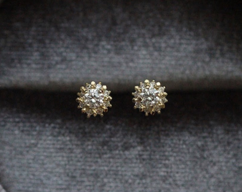 Серебряные женские серьги Rich S 925 пробы позолоченные желтым золотом Au 585, маленькие серьги-гвоздики с камнями Циркония в форме Цветка E-1-5
Серебряные женские серьги Rich S 925 пробы позолоченные желтым золотом Au 585, маленькие серьги-гвоздики с камнями Циркония в форме Цветка E-1-5