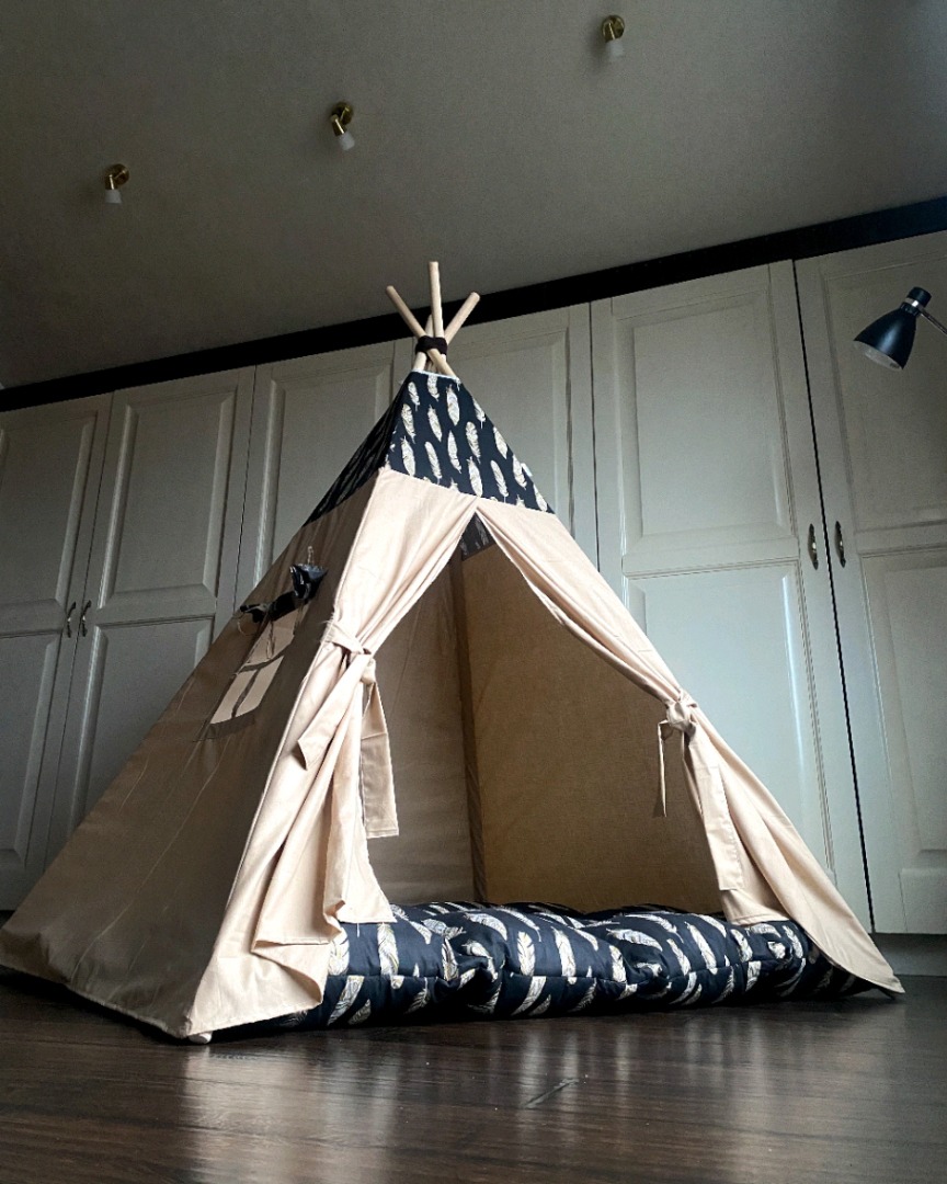 Детский вигвам - палатка "Перья" Wigwam Store. Вигвам 120*120см с пушистым ковриком, окошком, флажками (097-2)
Детский вигвам - палатка "Перья" Wigwam Store. Вигвам 120*120см с пушистым ковриком, окошком, флажками (097-2)