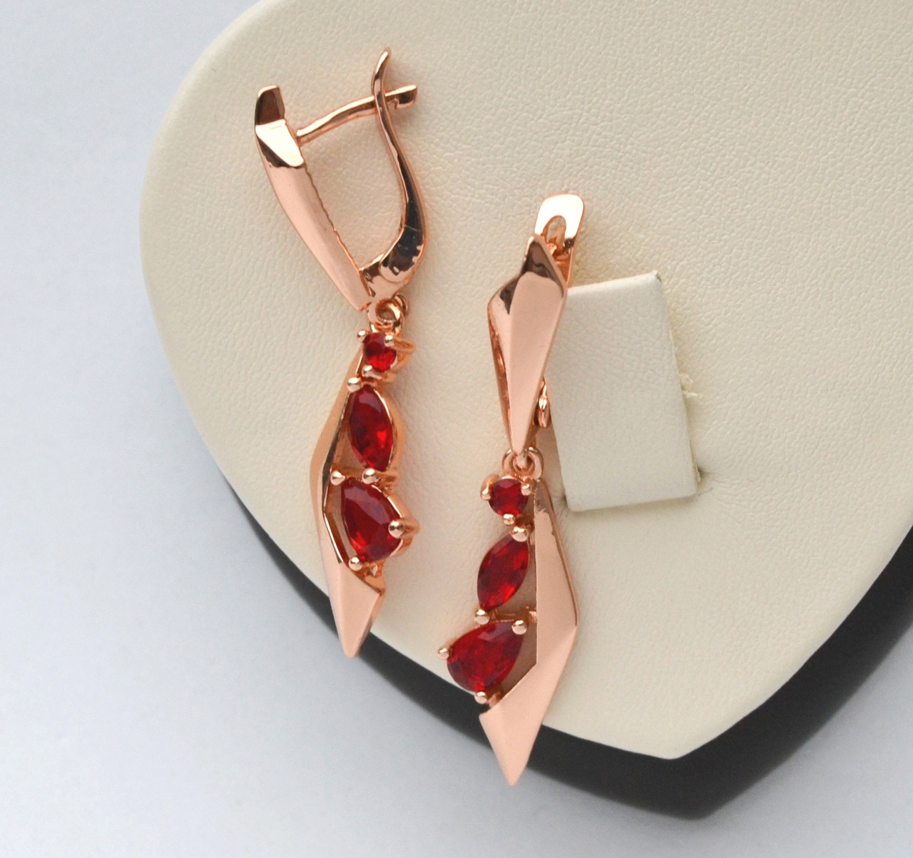 Серьги FJ 82202131-10 с подвесками и красными цирконами покрытие розовым золотом 18к.
Серьги FJ 82202131-10 с подвесками и красными цирконами покрытие розовым золотом 18к.