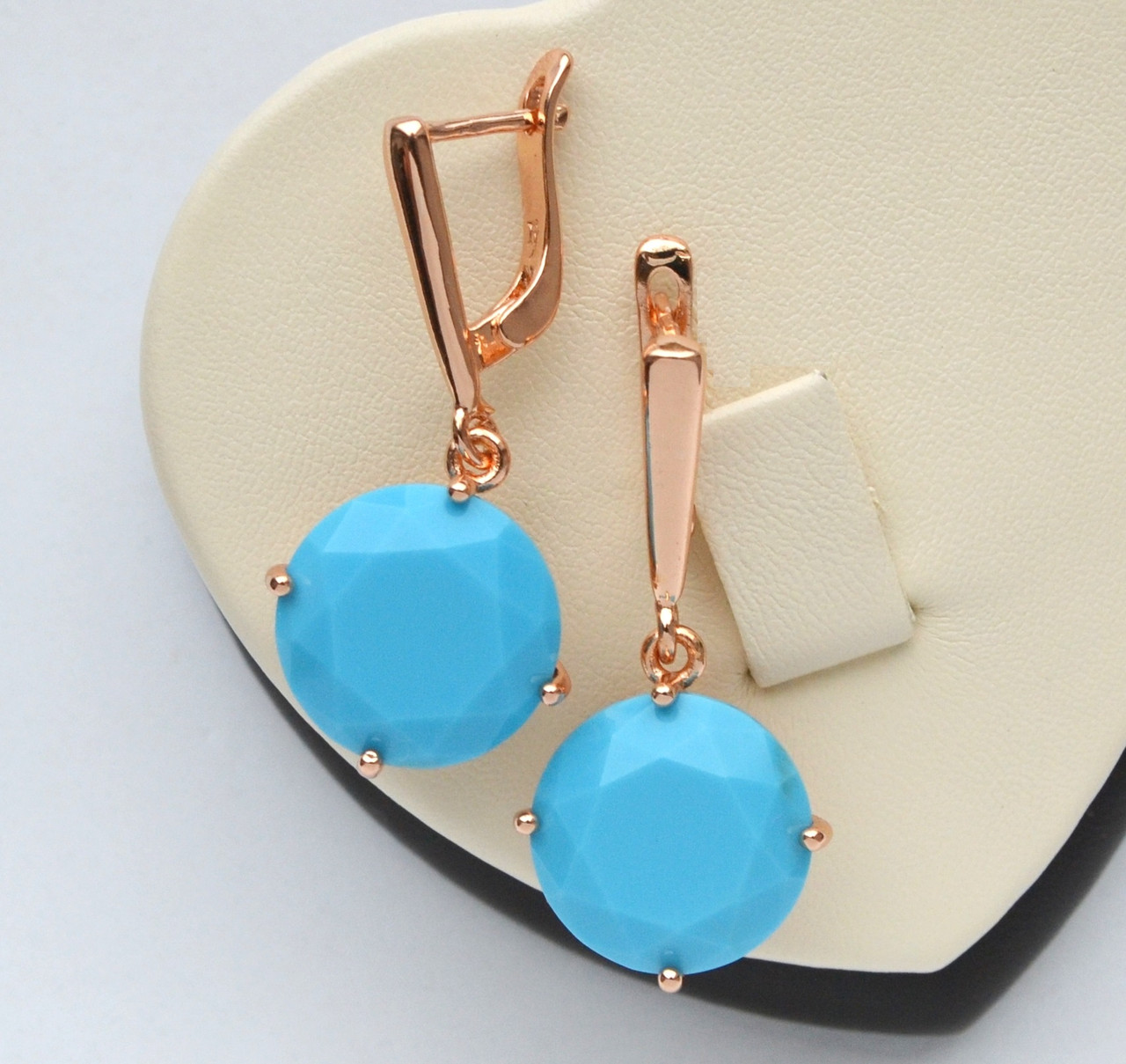 Серьги FJ 82202093-66 с подвесками из матовых голубых кристаллов покрытие розовым золотом 18к.
Серьги FJ 82202093-66 с подвесками из матовых голубых кристаллов покрытие розовым золотом 18к.