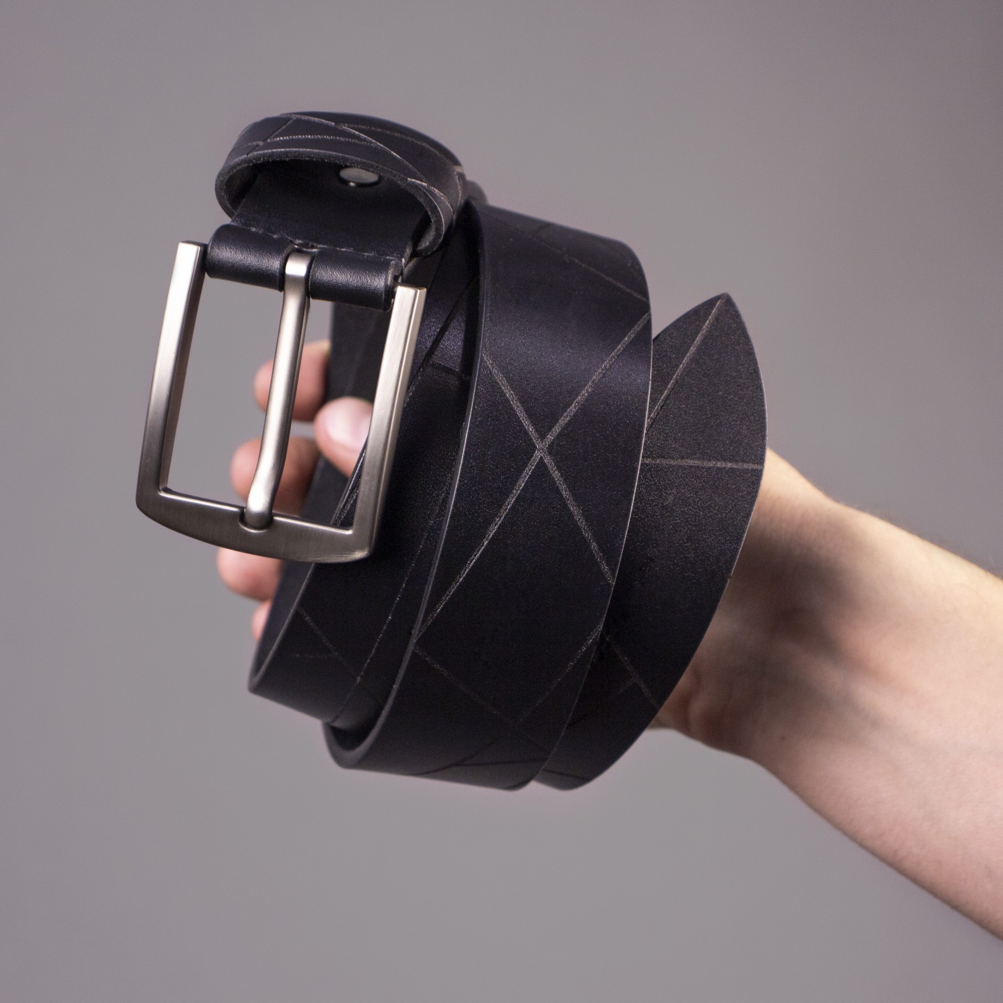 Ремень мужской Geometric Belt из натуральной итальянской кожи в деревянной подарочной коробочке (100 см) - Чёрный (nas200201-100)
Ремень мужской Geometric Belt из натуральной итальянской кожи в деревянной подарочной коробочке (100 см) - Чёрный (nas200201-100)