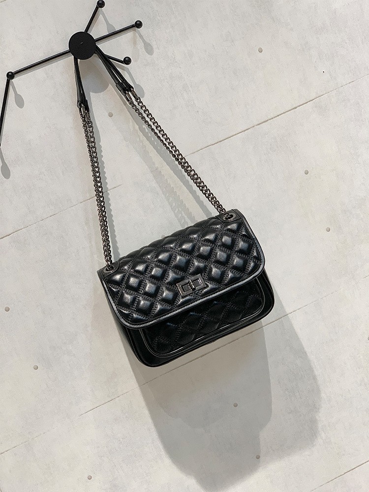 Сумка женская кожаная дутый ромб на цепочке Personality черная 
Сумка женская кожаная дутый ромб на цепочке Personality черная