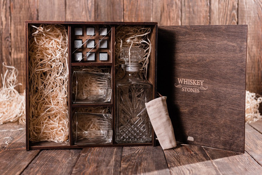 Камни для виски Whiskey stones со стаканами и декантером Bormioli Rocco Selecta в подарочном пенале 9 шт. из стеатита + 2 бокала + декантер + щипцы с инструкцией
Камни для виски Whiskey stones со стаканами и декантером Bormioli Rocco Selecta в подарочном пенале 9 шт. из стеатита + 2 бокала + декантер + щипцы с инструкцией