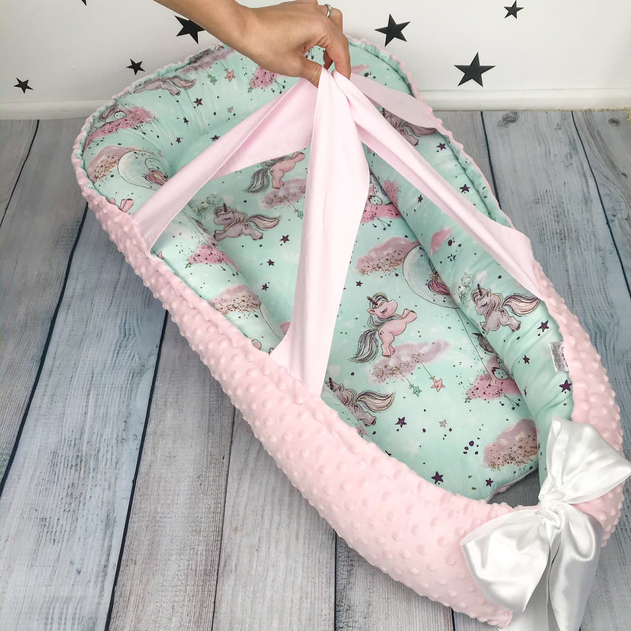 Кокон для новорожденного с кокосовым матрасиком и ручками Oh My Kids "Волшебные Единорожки"
Кокон для новорожденного с кокосовым матрасиком и ручками Oh My Kids "Волшебные Единорожки"