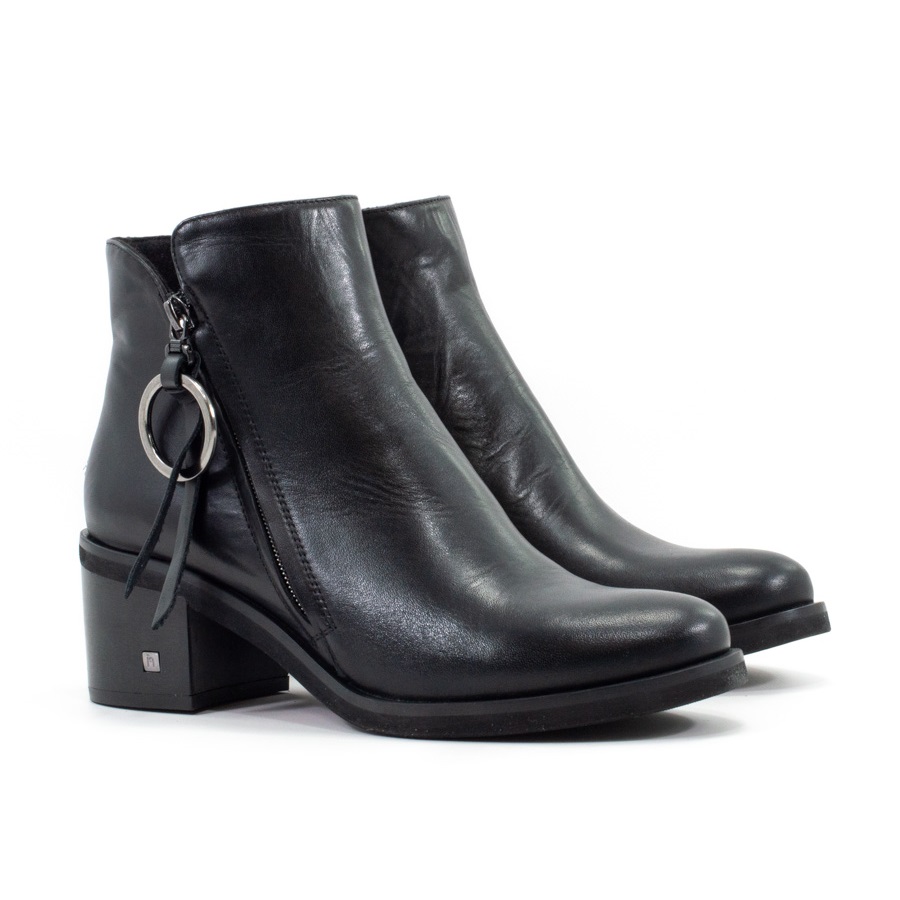 Ботинки Nessi 45018 40 размер 
Ботинки Nessi 45018 40 размер