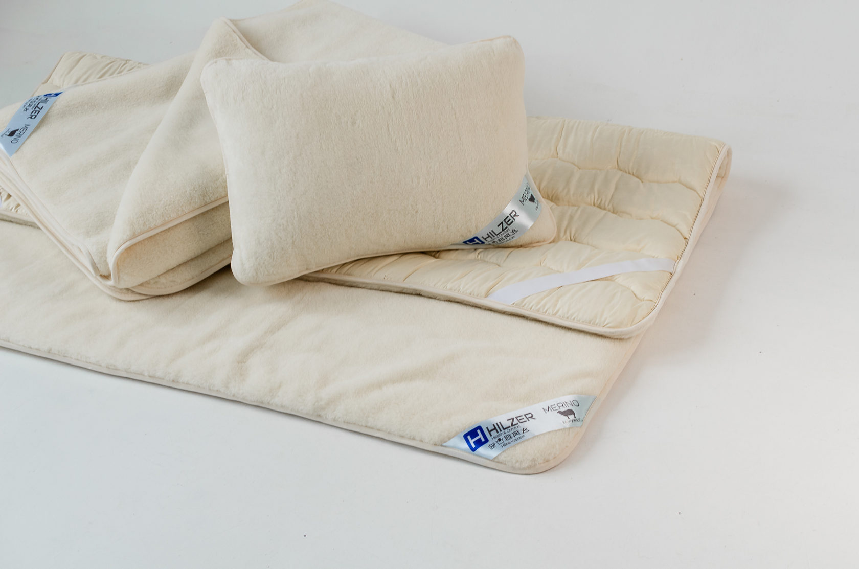 Комплект евро Одеяло, наматрасник и две подушки из овечей шерсти породы Меринос MERINO/SATIN Hilzer цвет Белый
Комплект евро Одеяло, наматрасник и две подушки из овечей шерсти породы Меринос MERINO/SATIN Hilzer цвет Белый