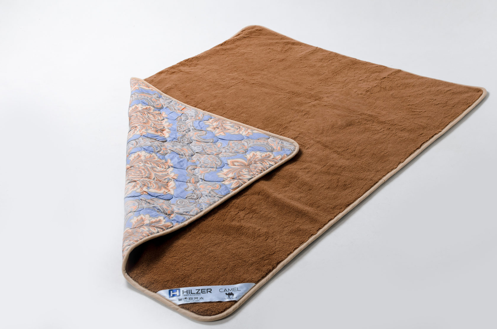 Одеяло из верблюжей шерсти и натурального хлопка 140х200 CAMEL/SATIN Hilzer цвет Коричневый/Синий с принтом
Одеяло из верблюжей шерсти и натурального хлопка 140х200 CAMEL/SATIN Hilzer цвет Коричневый/Синий с принтом