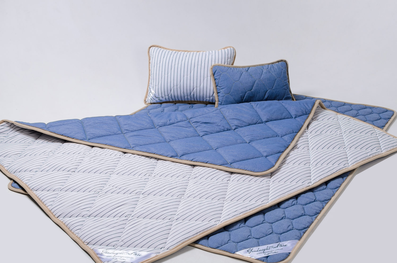 Комплект для сна семейный Одеяла и подушки из шерсти мериносов Goodnight Store Standart цвет Синий / Белый в синюю полоску
Комплект для сна семейный Одеяла и подушки из шерсти мериносов Goodnight Store Standart цвет Синий / Белый в синюю полоску