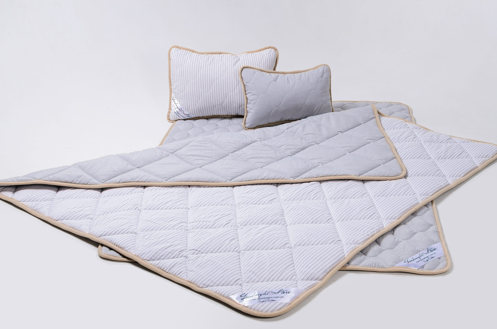 Комплект для сна семейный Одеяла и подушки из шерсти мериносов Goodnight Store Standart цвет Серый / Белый в серую полоску
Комплект для сна семейный Одеяла и подушки из шерсти мериносов Goodnight Store Standart цвет Серый / Белый в серую полоску