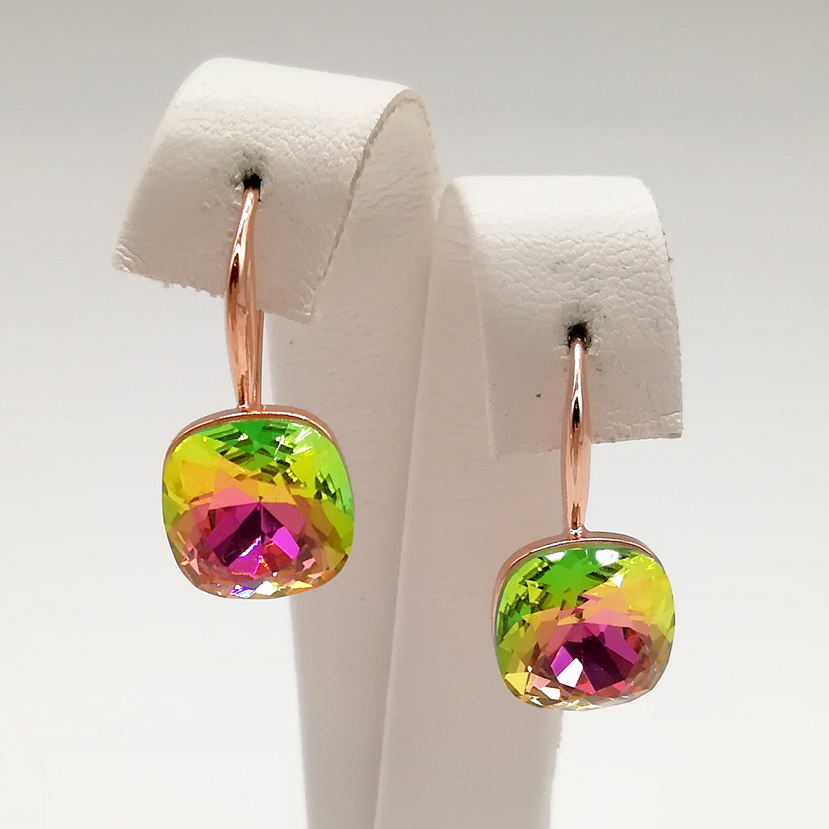 Серьги SONATA из медицинского золота, кристаллы Swarovski зелено-розового цвета, позолота PO, 24774
Серьги SONATA из медицинского золота, кристаллы Swarovski зелено-розового цвета, позолота PO, 24774