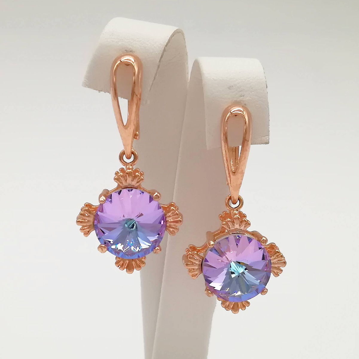 Серьги SONATA из медицинского золота, кристаллы Swarovski сиренево-голубого цвета, позолота PO, 24788
Серьги SONATA из медицинского золота, кристаллы Swarovski сиренево-голубого цвета, позолота PO, 24788