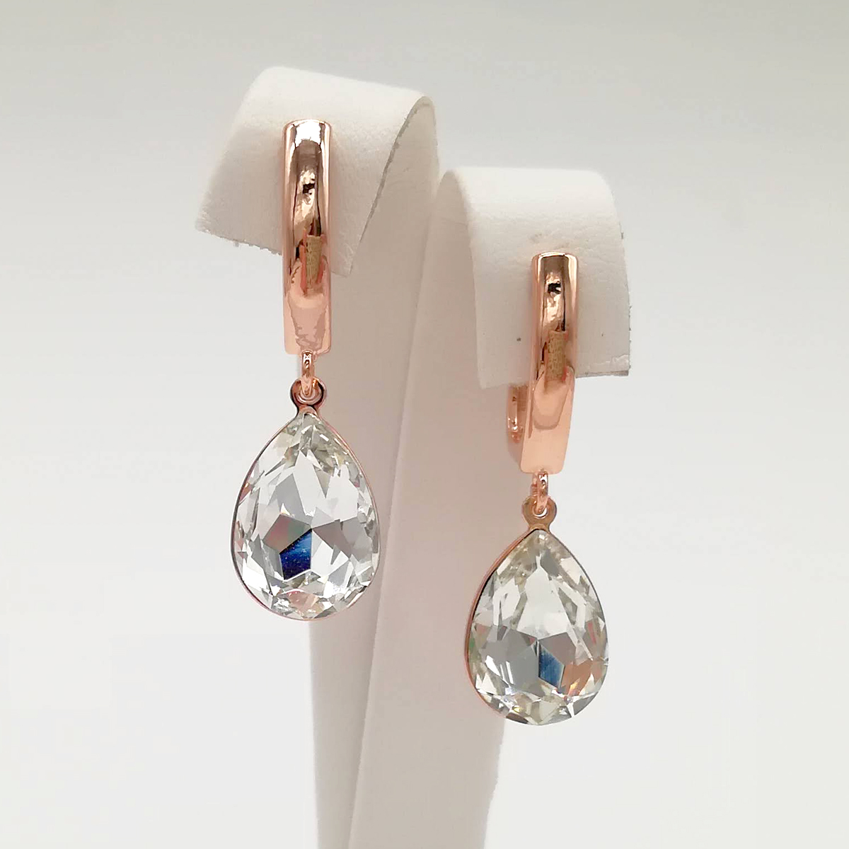 Серьги SONATA из медицинского золота, кристаллы Swarovski белого цвета, позолота PO, 24784
Серьги SONATA из медицинского золота, кристаллы Swarovski белого цвета, позолота PO, 24784