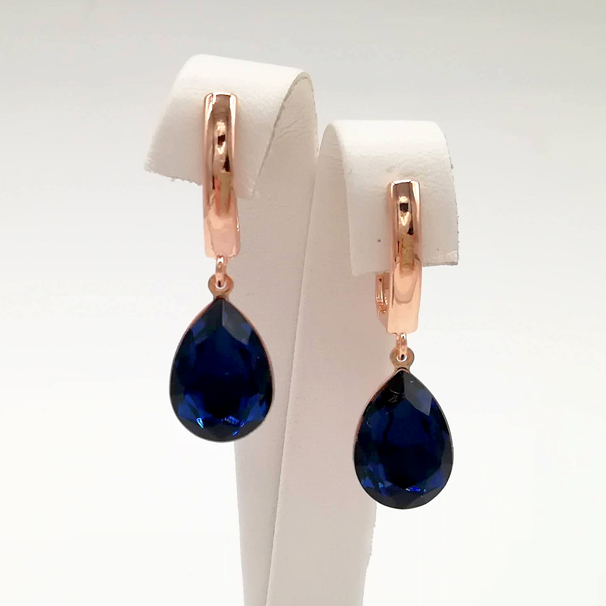 Серьги SONATA из медицинского золота, кристаллы Swarovski темно-синего цвета, позолота PO, 24785
Серьги SONATA из медицинского золота, кристаллы Swarovski темно-синего цвета, позолота PO, 24785
