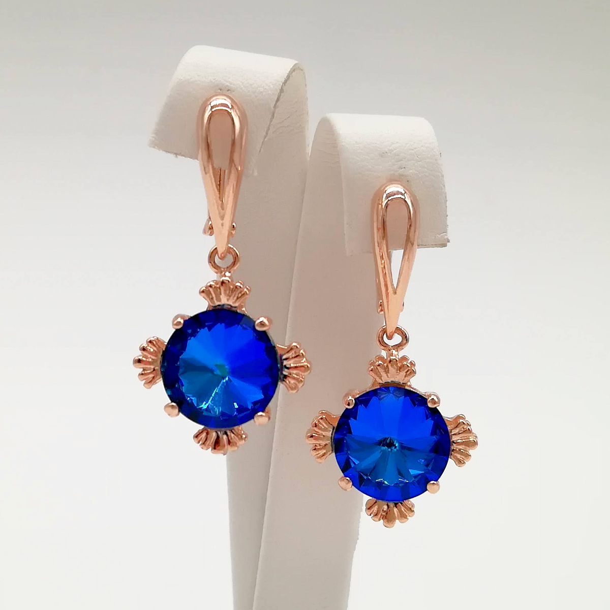 Серьги SONATA из медицинского золота, кристаллы Swarovski ярко-синего цвета, позолота PO, 24789
Серьги SONATA из медицинского золота, кристаллы Swarovski ярко-синего цвета, позолота PO, 24789