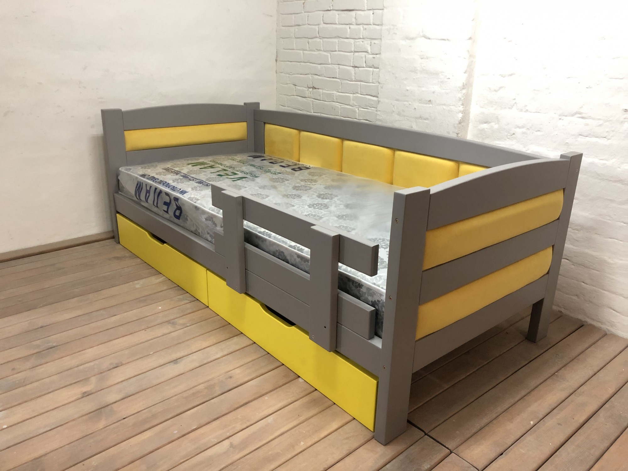 Детская кроватка WoodHouse 1900х900 с защитным бортиком серая+желтая обивка натуральное дерево
Детская кроватка WoodHouse 1900х900 с защитным бортиком серая+желтая обивка натуральное дерево