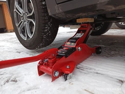 Профессиональный подкатной домкрат Torin T825010R низкий профиль 2 т (CE)/2.5 т (ASME) с поворотной ручкой 89-359 мм фото от покупателей 2