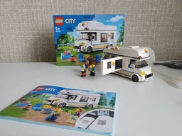 Конструктор LEGO City Great Vehicles Канікули в будинку на колесах 190 деталей (60283)