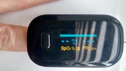 Пульсоксиметр YONKER YK-81A чорний на палець для вимірювання пульсу і сатурації крові Pulse Oximeter з батарейками