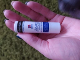 Помада Neutrogena Норвежская формула с защитой для сухих и потрескавшихся губ 4.8 г (3574660271072) фото от покупателей 6