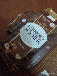 Молочный шоколад Ferrero Rocher с лесными орехами 90 г фото от покупателей 4