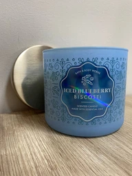 Свічка ароматична Bath & Body Works ICED BLUEBERRY BISCOTTI Bath and Body Works BBW0274W 411 г Темно-блакитний фото від покупців 1