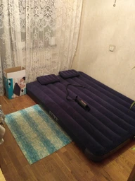 Двухместный надувной матрас с двумя подушками и насосом Intex 68765, 152x203x22 см фото от покупателей 8