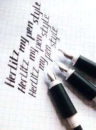 Ручка пір'яна для каліграфії Herlitz Nicewriter Dark Shale 3 змінних пера Чорно-білий корпус (11360286) фото від покупців 6