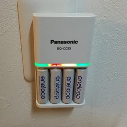 Зарядний пристрій для акумуляторів АА/ААА Panasonic Smart-Quick Charger + 4 AA 2500 мАгод (K-KJ55HCD40E) фото від покупців 11