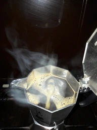 Кавоварка гейзерна Bialetti Moka Express на 3 чашки 130 мл Червона (8006363018388) фото від покупців 1
