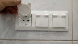 Valena LIFE Legrand розетка силова Schuko зі шторками IP44 білий (753119)