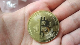 Монета сувенирная Биткоин Bitcoin цвет: золото фото от покупателей 5